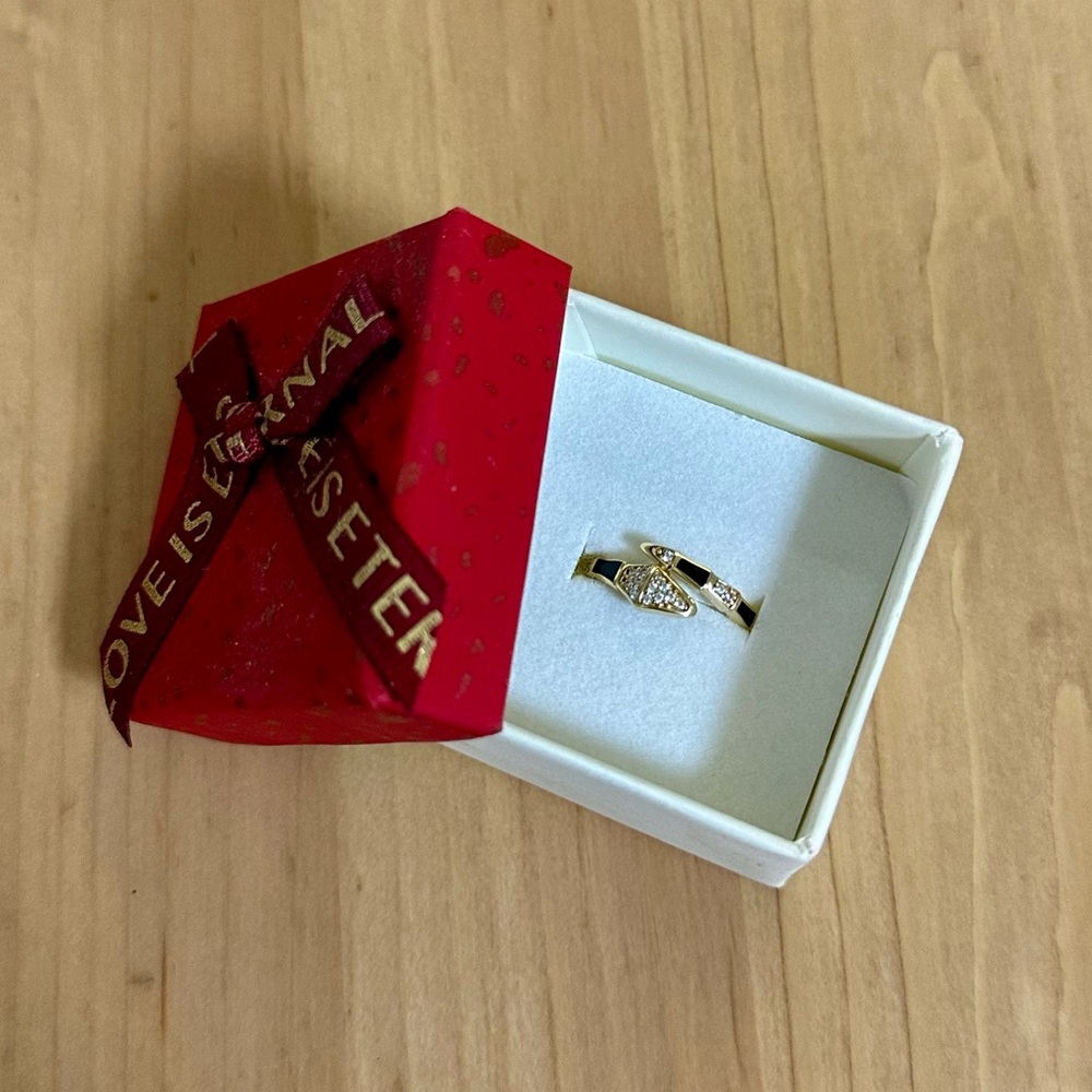 💛Elegant Gold Ring with Silver Accents.